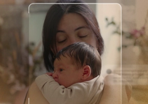 Mãe abraçando seu bebê com carinho, simbolizando o cuidado e a importância do aleitamento materno.